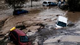 Banjir bandang disebabkan hujan deras yang menyebabkan sungai-sungai meluap. (AP Photo/Gregorio Marrero)