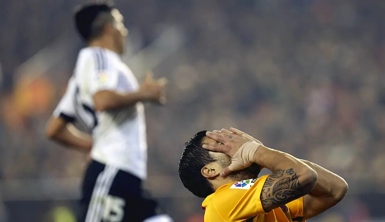 Penyerang Barcelona, Luis Suarez, tampak kecewa gagal mencetak gol ke gawang Valencia pada laga La Lagi Spanyol di Stadion Mestalla, Spanyol, Sabtu (5/12/2015). (EPA/Kai Forsterling)