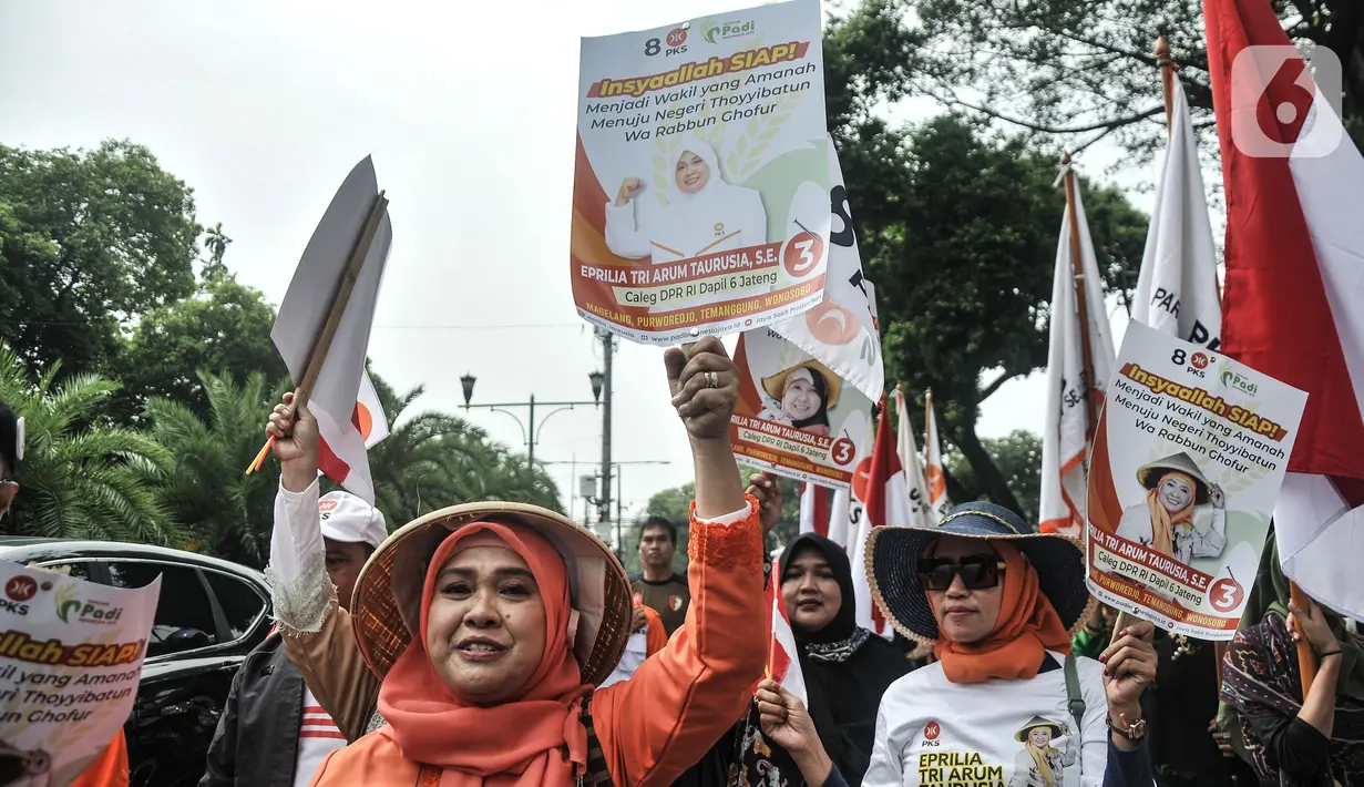 Dari jumlah itu terdapat 208 Bacaleg perempuan artinya 35,9 persen, dan ada wakil milenialnya," kata Aboe di Kantor KPU, Jakarta, Senin. (merdeka.com/Iqbal S. Nugroho)