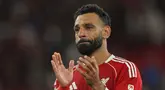 Pemain Liverpool, Mohamed Salah tak kuasa menahan air matanya saat memberikan penghormatan untuk mendiang Diogo Jota setelah laga Liga Inggris 2024/2025 melawan Bournemouth di Anfiled, Liverpool, Inggris, Jumat (15/08/2025) waktu setempat. (AP Photo/Ian Hodgson)