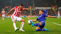 Pemain Stoke City Jonathan Walters mencoba melepaskan tendangan dari penjagaan pemain Chelseaa John Terry pada babak 16 besar Piala Liga Inggris, Rabu (28/10/2015) dini hari WIB. (Reuters / Darren Staples)