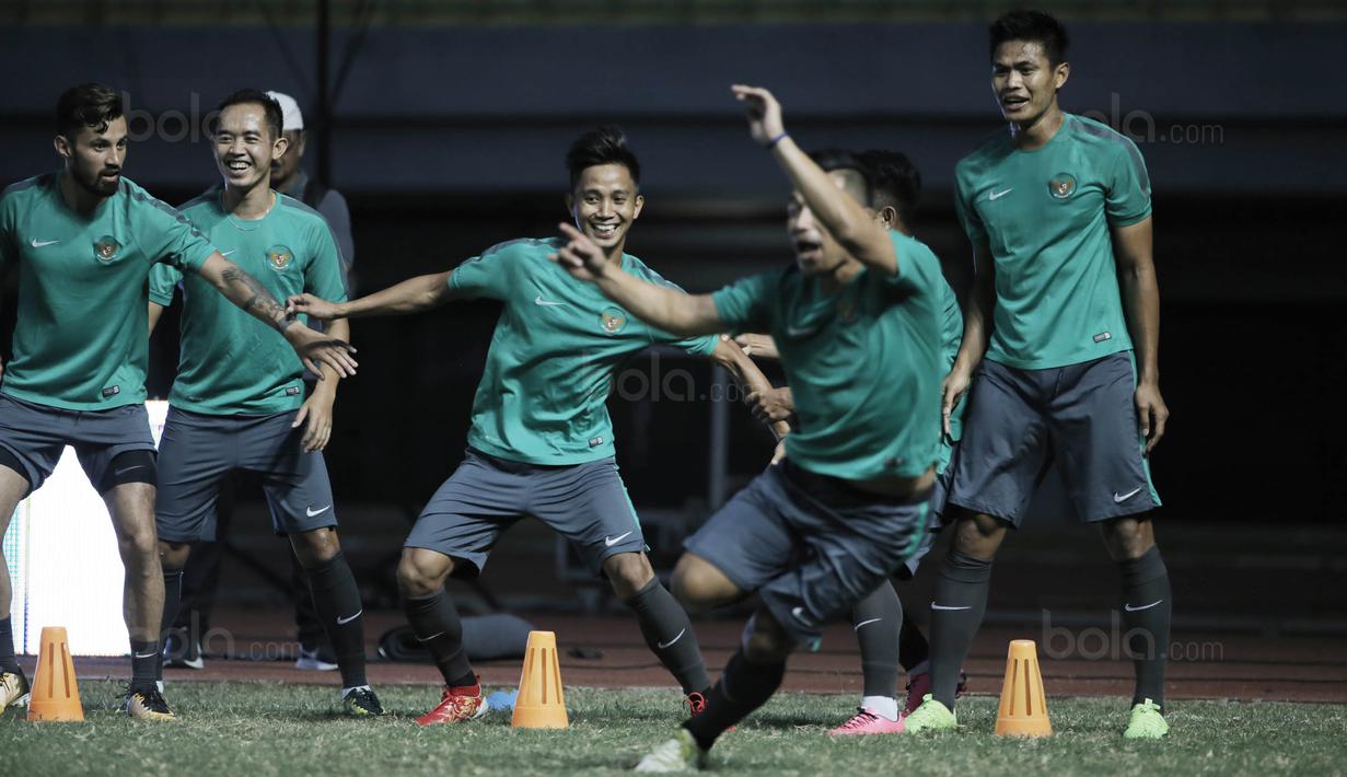 Pemain Timnas Indonesia saat mengikuti sesi latihan jelang laga melawan Fiji di Stadion Patriot, Bekasi, Jumat, (1/9/2017). Indonesia akan menjalani laga Persahabatan melawan Fiji. (Bola.com/M Iqbal Ichsan)