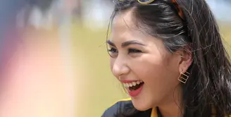 Pertama kali Jessica Milla, menjalani syuting di London. Tidak menyia-nyiakan kesempatan, Jessica memanfaatkan waktunya di sela-sela syuting. Berjalan-jalan bersama dengan mamanya. (Adrian Putra/Bintang.com)