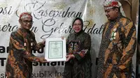 Menteri Sosial (Mensos) Tri Rismaharini  menerima Gelar Adat dari Yayasan Sentono Dalem Perdikan Majan (YASEDAM). Adapun dia dianugerahi gelar Raden Ayu Adinegoro. (Foto: Dokumen Kemensos).
