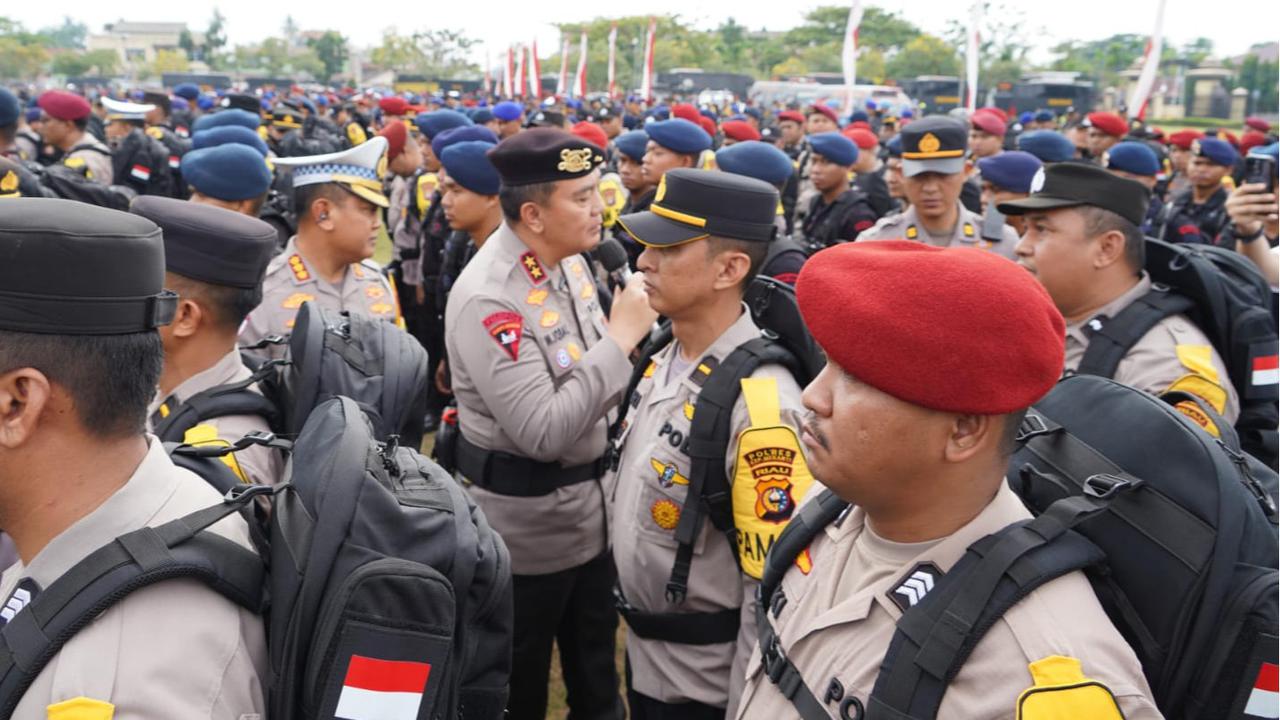 Dua Hari Jelang Pilkada Riau, Personel Gabungan Polri dan TNI Mulai Bergerak Amankan TPS