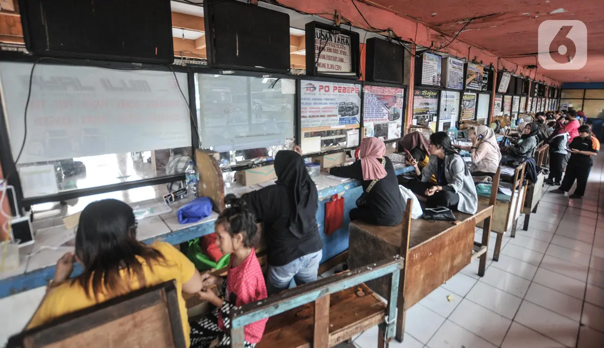 <p>Petugas tiket saat melayani calon penumpang yang akan mudik menggunakan bus AKAP di Terminal Kampung Rambutan, Jakarta, Senin (25/4/2022). Berdasarkan data per Minggu (24/4), sebanyak 1.118 penumpang berangkat dari terminal ini. (merdeka.com/Iqbal S. Nugroho)</p>