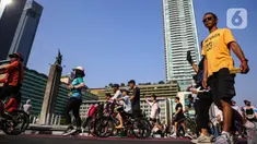 Warga beraktivitas di kawasan Bundaran Hotel Indonesia, Jakarta, Minggu (27/10/2024). (Liputan6.com/Angga Yuniar)