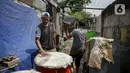 Pekerja menyelesaikan pembuatan bedug di jalan KH Mas Mansyur, Tanah Abang, Jakarta, Senin (10/6/2021). Menjelang Idul Fitri 1442 H, pedagang bedug di sepanjang jalan itu mulai ramai menjajakan dagangannya dari harga 40 ribu hingga Rp 2,5 juta. (Liputan6.com/Faizal Fanani)