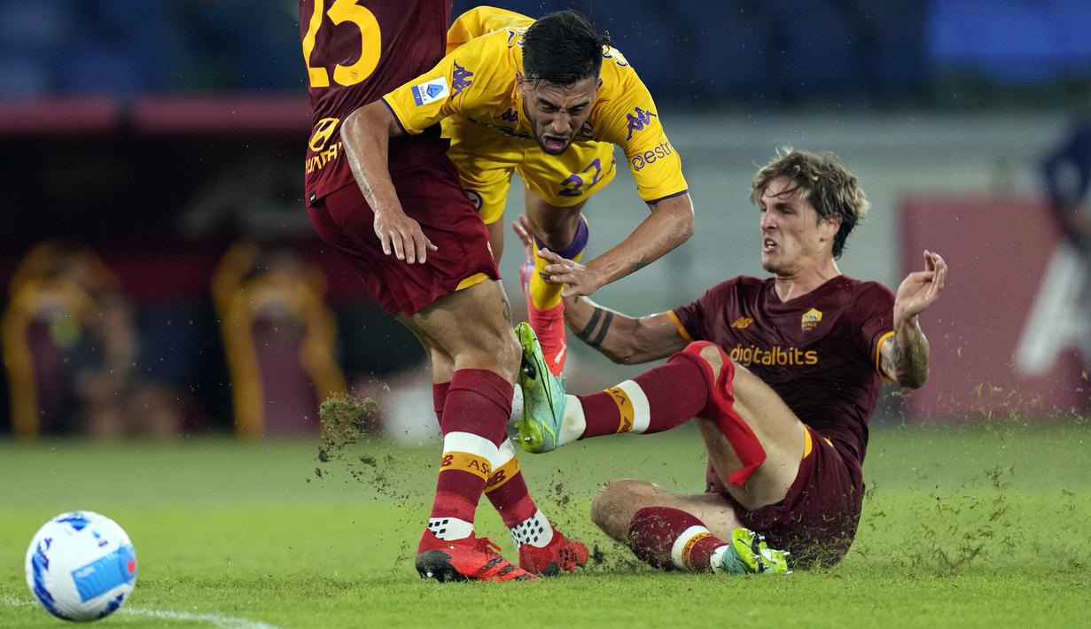 Giliran pemain AS Roma yang diganjar kartu merah ketika babak kedua baru berjalan tujuh menit. Nicolo Zaniolo (kanan) medapatkan kartu kuning kedua usai melakukan pelanggaran keras terhadap Nicolas Gonzalez. Jumlah pemain menjadi imbang kembali. (Foto: AP/Gregorio Borgia)