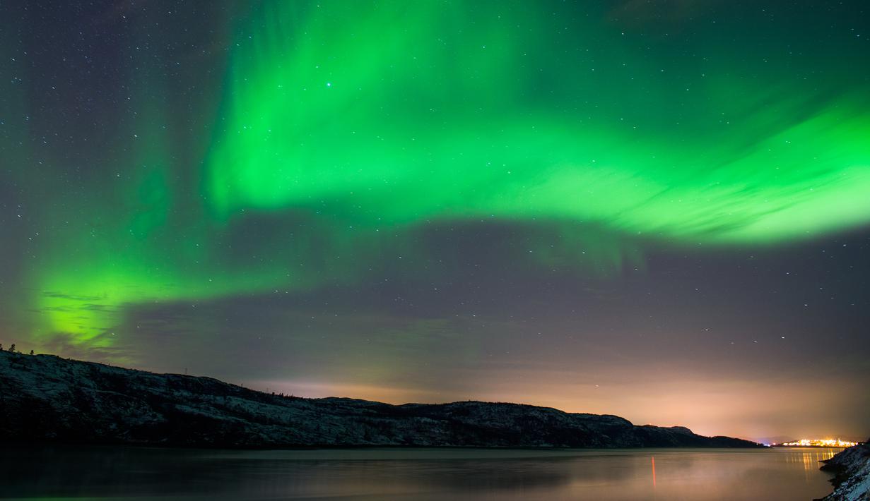Fenomena aurora borealis saat menerangi langit malam di dekat kota Kirkenes, Norwegia utara, Kamis (12/11/2015). (AFP PHOTO/Jonathan NACKSTRAND)