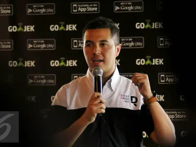 Pembalap Reli nasional, Rifat Sungkar saat konferesi pers di Jakarta, Selasa (30/6/2015). Go-Jek mengumumkan kerja sama dengan Rifat Driver Labs meliputi pelatihan mengenai keselamatan berkendara kepada para pengemudi Go-Jek. (Liputan6.com/Johan Tallo)