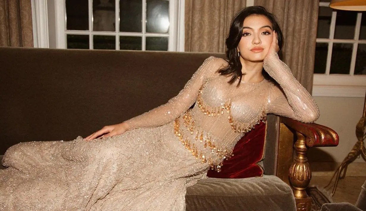 Bahkan saat ia memakai gaun mewah ini. Pesonanya begitu terpancar selaras dengan busana berwarna nude dengan hiasan payet tersebut. Pemotretan itu dikettahui saat ia berada di Los Angeles, Amerika Serikat. (Liputan6.com/IG/@ralineshah)