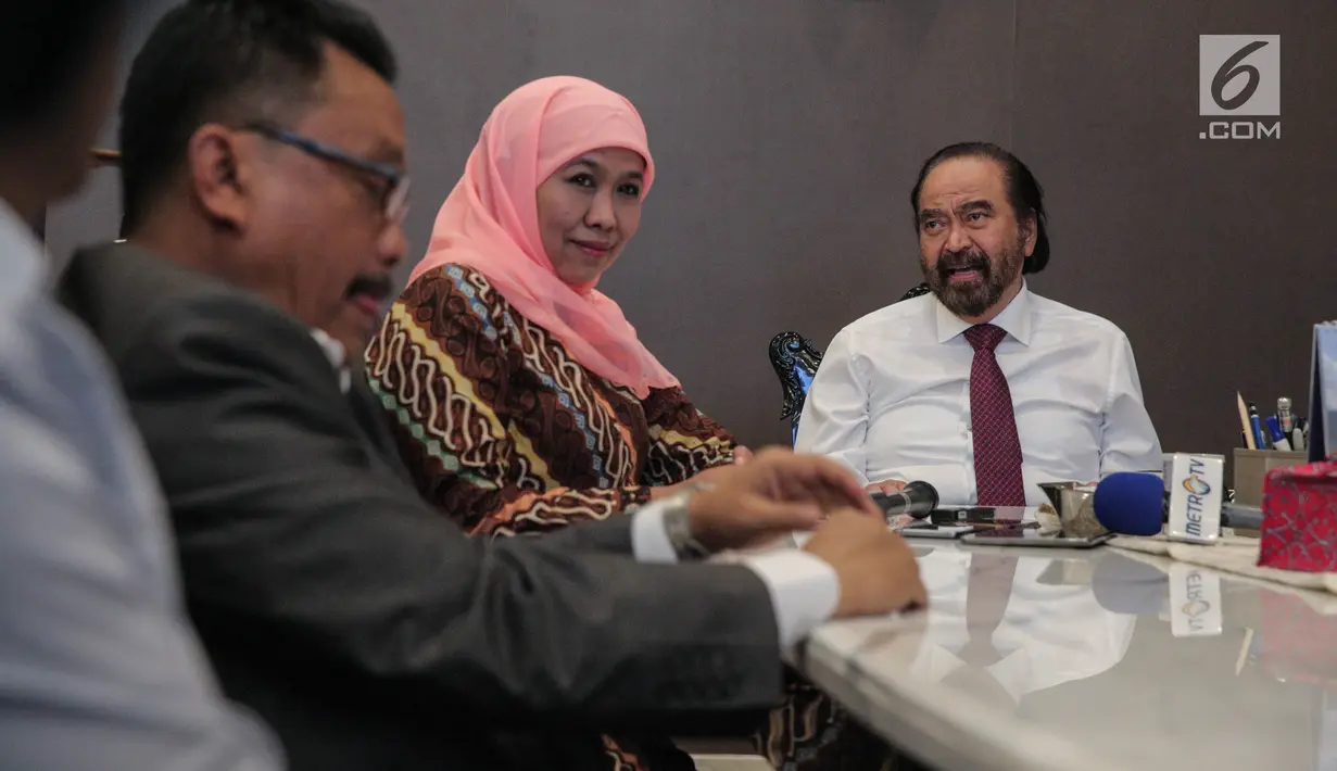Ketua Umum Partai Nasdem Surya Paloh (kanan) menerima kedatangan Menteri Sosial Khofifah Indar Parawansa (tengah) di Kantor DPP Nasdem, Jakarta, Rabu (11/10). (Liputan6.com/Faizal Fanani)