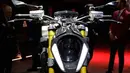 Tampilan depan prototipe sepeda motor listrik buatan perusahaan Volt yang ditampilkan selama pameran di Milan, Italia (16/3). Perusahaan Volt Italia mengklaim, bahwa motor listriknya dapat mencapai kecepatan maksimal 180 km/jam. (AP Photo/Antonio Calanni)