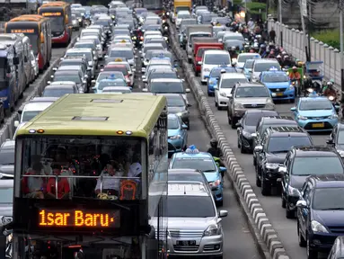 Kendaraan terjebak macet saat uji coba hari pertama penghapusan 3 in 1 di Jalan Sudirman, Senayan, Jakarta, Selasa (5/4). Uji coba penghapusan 3 in 1 ini akan dilakukan dua tahap yakni pada tanggal 5-8 April & 11-13 April 2016. (Liputan6.com/Johan Tallo)