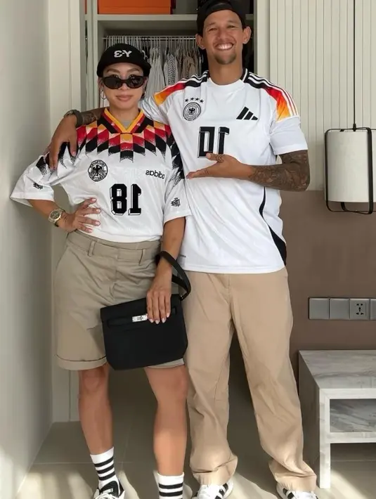 Gaya sporty casual kece ala pasangan Irfan-Jennifer. Irfan tampil simple dengan jersey putih, cargo pants beige, dan sneakers adidas Samba. Sementara Jennifer tampil mengenakan jersey senada dan shorts pants warna nude. Ia melengkapi penampilannya dengan sneakers senada seperti sang suami.  [@jenniferbachdim].