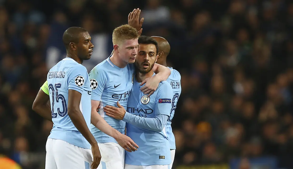 Para pemain Manchester City merayakan kemenangan atas Napoli pada laga Liga Champions di Stadion Etihad, Selasa (17/10/2017). Manchester City menang 2-1 atas Napoli. (AP/Dave Thompson)