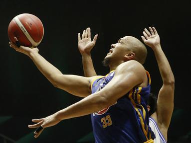 Pebasket Satria Muda Pertamina, Arki Dikania Wisnu, berusaha memasukkan bola saat melawan Prawira Bandung pada laga IBL 2022 di Hall Basket GBK, Jakarta, Jumat (21/01/2022). Satria Muda menang dengan skor 68-66. (Bola.com/M Iqbal Ichsan)