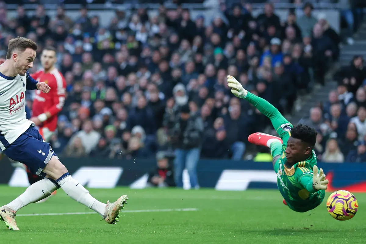 Foto: Melihat Gol Semata Wayang di Laga Tottenham Vs MU, Maddison Robek Gawang Onana
