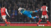 Kiper Arsenal, Emiliano Martinez, menangkap bola tendangan pemain Reading dalam laga 16 besar Piala Liga Inggris di Stadion Emirates, Rabu (26/10/2016) dini hari WIB. (Reuters/Dylan Martinez)