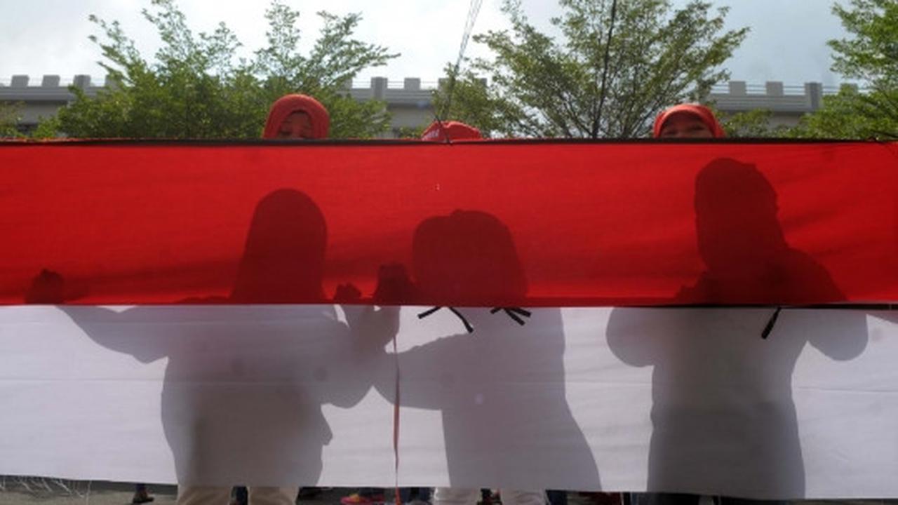 Sambut 17 Agustus, kaum hawa lomba jahit bendera merah putih raksasa