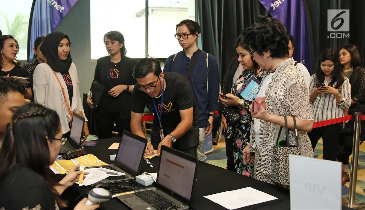 Pengunjung antr untuk mengisi data saat menghadiri XYZ Day 2018 di The Hall Senayan City, Jakarta, Rabu (25/4). XYZ Day diselenggarakan oleh KapanLagi Youniverse. (Liputan6.com/Herman Zakharia)