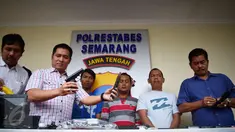 Tim Resmob Polrestabes Semarang saat rilis barang bukti milik komplotan pencuri spesialis rumah kosong di Halaman Polrestabes Semarang , Minggu ( 19/6). Berbagai barang di gondol oleh pelaku mulai  dari barang elektronik hingga perhiasan. (Gholib)