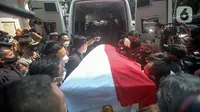Jenazah almarhum Menpan RB Tjahjo Kumolo dinaikkan ke mobil ambulans untuk dibawa menuju Rumah Dinas Widya Candra dari Rumah Sakit Abdi Waluyo, Jakarta, Jumat (1/7/2022). Tjahjo Kumolo meninggal dunia di RS Abdi Waluyo karena sakit infeksi paru-paru yang diderita. (Liputan6.com/Faizal Fanani)