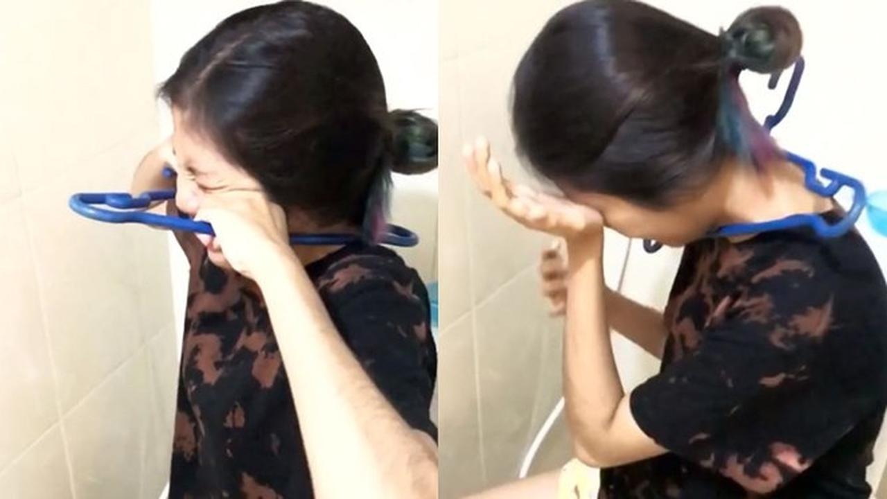 Hanger Tersangkut di Leher, YouTuber Ini Menangis Bingung Hingga Viral
