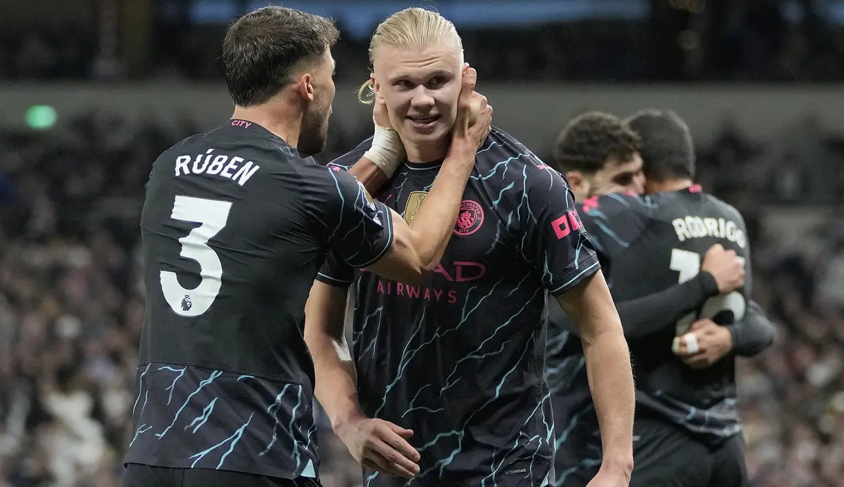 Manchester City kian dekat dengan gelar juara Liga Inggris 2023/2024 usai kemenangan 2-0 di kandang Tottenham Hotspur pada laga tunda pekan ke-34, Rabu (15/5/2024) dini hari WIB. Dua gol kemenangan The Citizens dihasilkan lewat brace Erling Haaland pada menit ke-51 dan injury time babak kedua. Dengan hasil ini, Man City kembali merebut posisi puncak dari Arsenal dengan keunggulan dua poin, 88 berbanding 86. Dengan sama-sama menyisakan satu laga lagi di pekan pamungkas, pasukan Pep Guardiola semakin dekat dengan gelar juara Liga Inggris musim ini sekaligus mencetak rekor menjadi tim pertama yang mampu juara Liga Inggris 4 musim beruntun. (AP Photo/Kin Cheung)