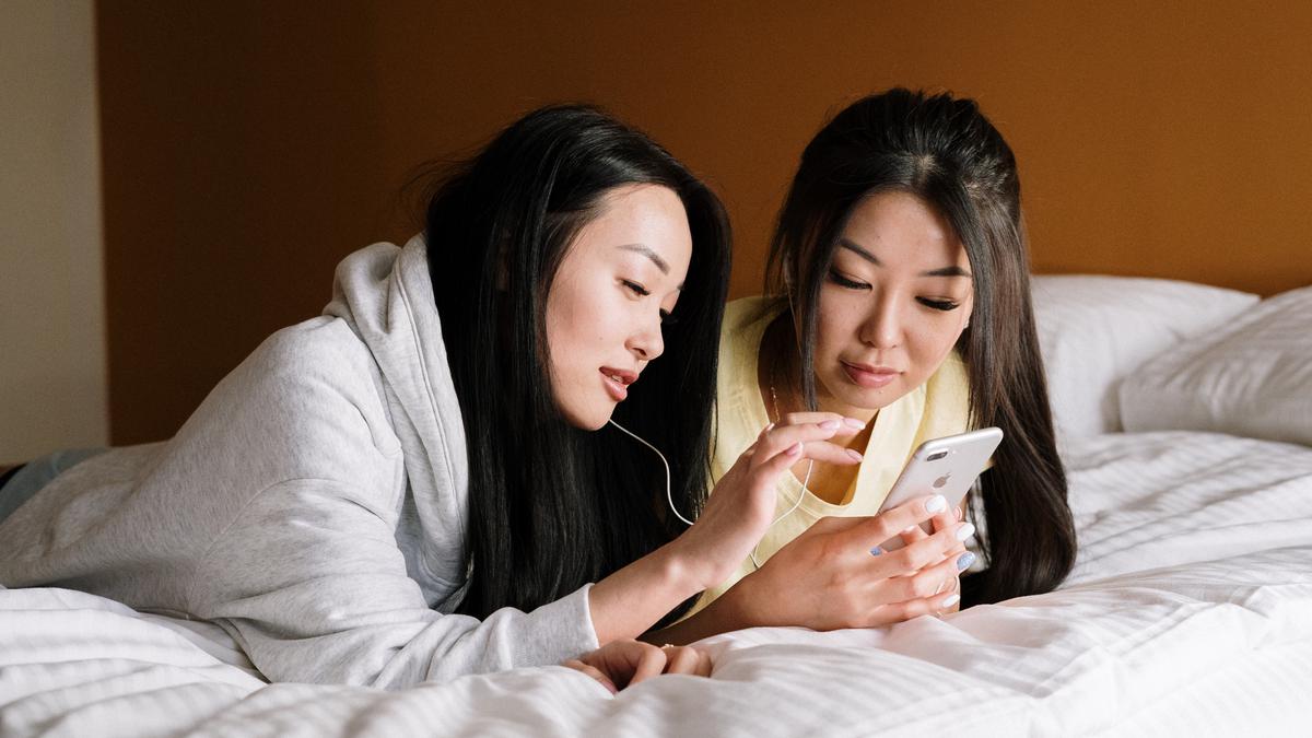 Ahli Sarankan untuk Pertahankan Kebiasaan Menginap Bersama Teman Saat Dewasa, Ini Manfaatnya!