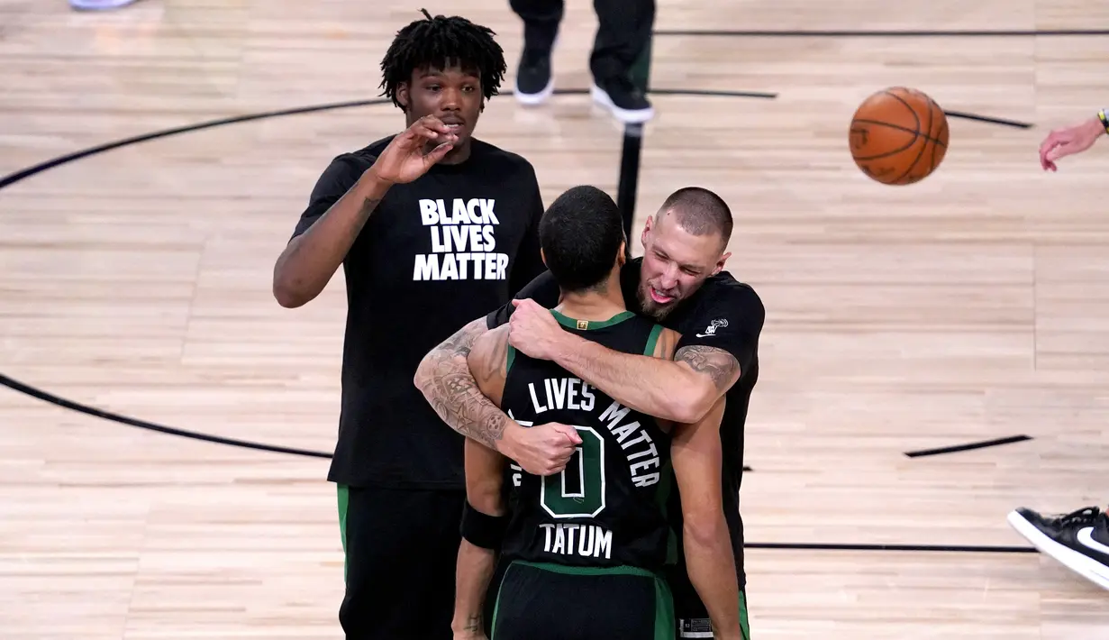Pemain Boston Celtics merayakan kemenangan atas Toronto Raptors pada semifinal playoff NBA wilayah timur di AdventHealth Arena, Sabtu (12/9/2020). Boston Celtics menang 92-87 atas Toronto Raptors.  (AP Photo/Mark J. Terrill)