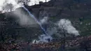 Tentara Israel menggunakan gas air mata untuk membubarkan pengunjuk rasa Palestina selama bentrokan di Desa Mughayer, Ramallah, Tepi Barat, Jumat (18/12/2020). Pengunjuk rasa Palestina yang menggunakan ketapel terlibat bentrok dengan pemukim Yahudi yang menggunakan anjing. (AP Photo/Nasser Nasser)