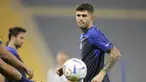 Gelandang timnas Amerika Serikat, Christian Pulisic berpartisipasi dalam sesi latihan resmi di Stadion Al-Gharafa SC, di Doha, Kamis (24/11/2022). Pertandingan Timnas Inggris vs Timnas Amerika Serikat bakal tersaji pada matchday 2 Grup B Piala Dunia 2022 di Al Bayt Stadium, Sabtu 26 November 2022 dini hari WIB. (AP Photo/Ashley Landis)