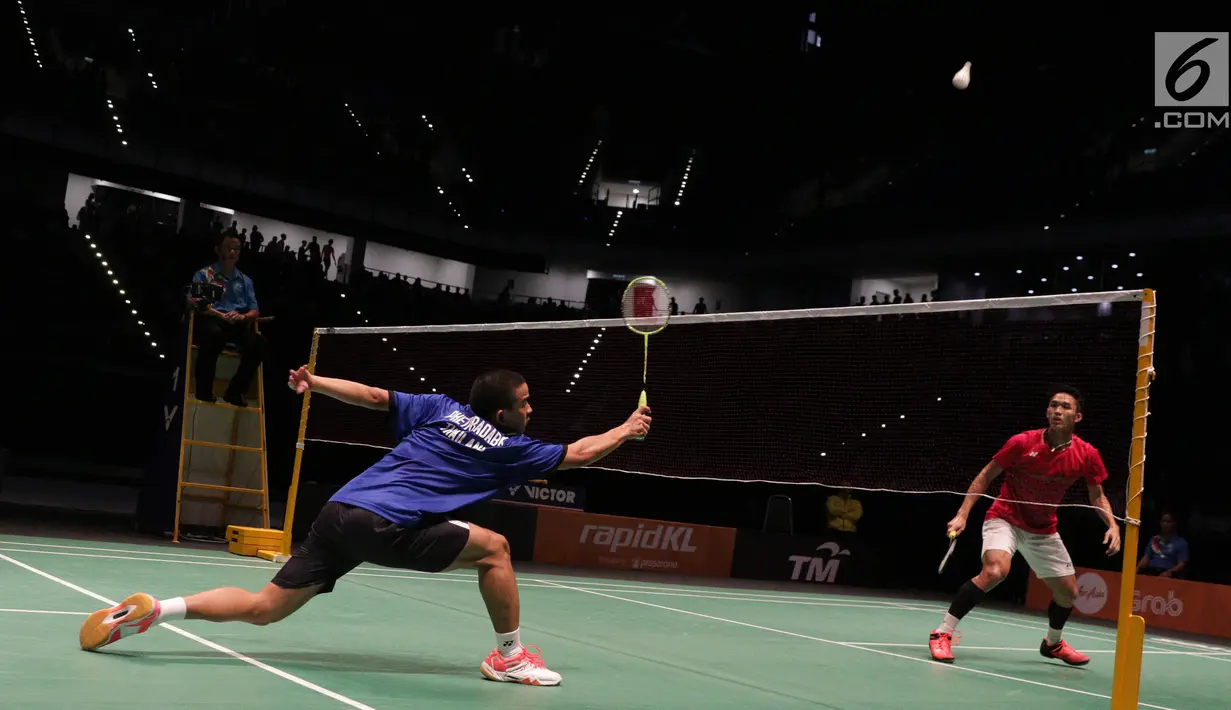 Pebulu tangkis putra Indonesia Jonatan Christie saat berhadapan dengan Khosit Phetpradab dari Thailand di Axiata Arena, Malaysia, Selasa (29/8). Jonathan berhasil menang dengan skor 21-19, 21-10 dan mendapatkan medali emas. (Liputan6.com/Faizal Fanani)