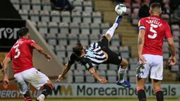 Striker Newcastle, Andy Carroll, melakukan tendangan udara saat menghadapi Morecambe pada laga putaran ketiga Piala Liga Inggris di The Mazuma Stadium, Kamis (24/9/2020) dini hari WIB. Newcastle menang 7-0 atas Morecambe. (AFP/Alex Pantling/pool)