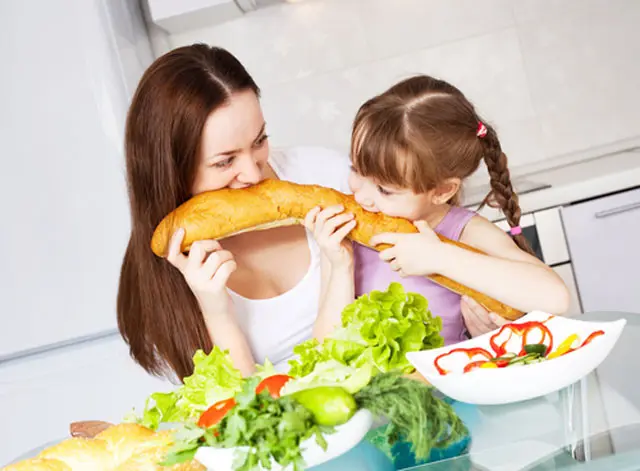 ibu dan anak makan sehat