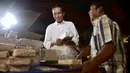 Presiden Joko Widodo (Jokowi) berbincang dengan pedagang tempe ketika blusukan ke Pasar Bogor, Jalan Roda, Kota Bogor, Selasa (30/10). Kepada para pedagang, Jokowi menanyakan kondisi harga komoditas yang mereka jual. (Liputan6.com/HO/Biro Pers Setpres)