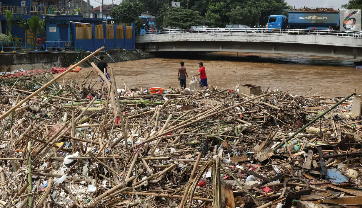 Sampah yang didominasi potongan bambu dan botol plastik menumpuk di Pintu Air Manggarai, Jakarta, Jumat (26/4). Sampah ini terbawa arus sungai Ciliwung akibat curah hujan yang tinggi di kawasan Bogor dan sekitarnya, Kamis (25/4). (Liputan6.com/Helmi Fithriansyah)