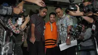 Dandung Pamularno usai menjalani pemeriksaan KPK, Jakarta, Jumat (4/1). Dandung merupakan Senior Manager PT Brantas Abipraya yang terkena OTT usai memberi uang suap kepada perantara. (Liputan6.com/Helmi Afandi) 