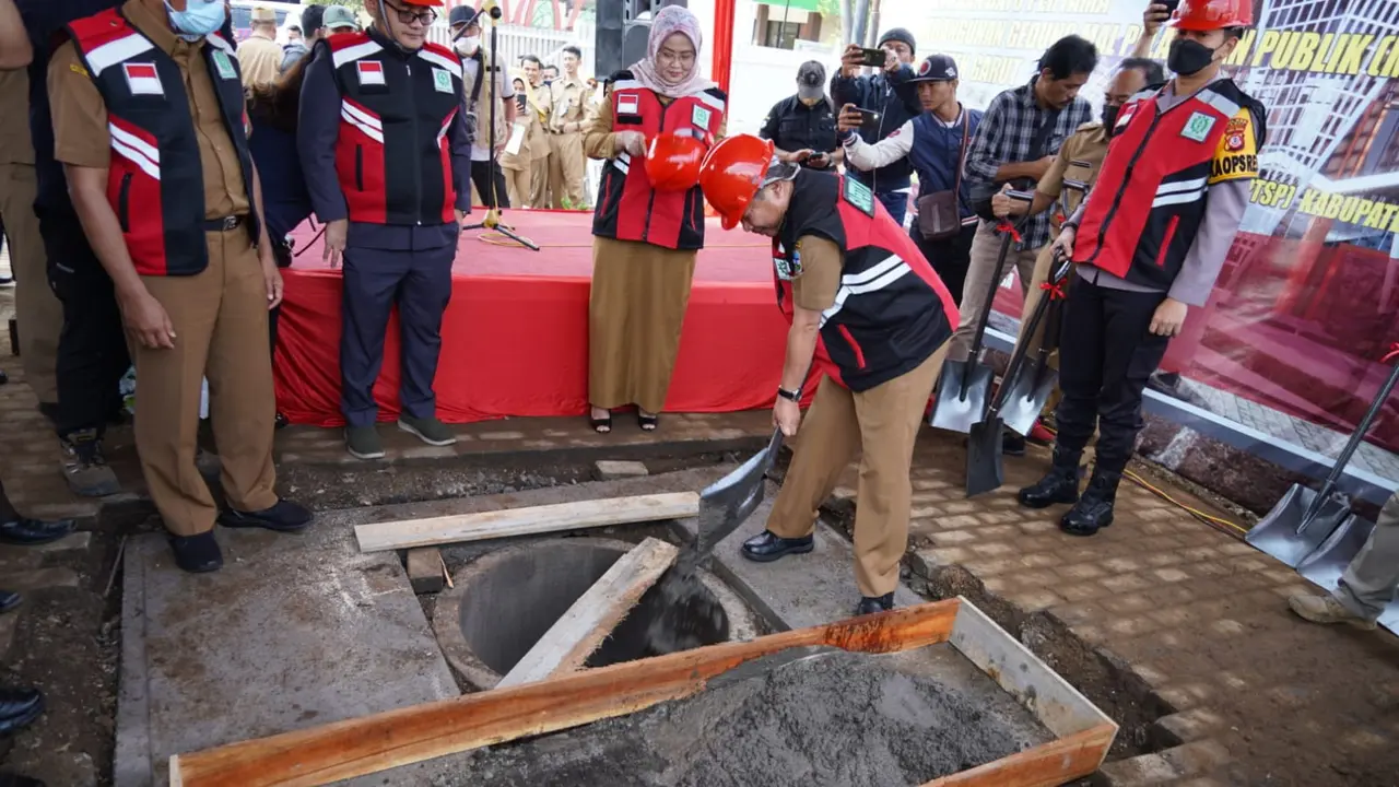 Bupati Garut Rudy Gunawan memimpin langsung ground breaking atau peletakan batu pertama pembangunan Mal Pelayanan Publik (MPP) Garut di Bilangan Jalan Pembangunan Kawasan Simpang Lima, Garut. (Liputan6.com/Jayadi Supriadin)