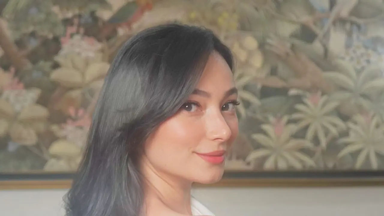 nama belakang artis asmirandah adalah