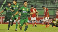 Pemain Bhayangkara FC, Antoni Putro Nugroho merayakan gol yang ia cetak ke gawang Persija Jakarta dalam laga yang berakhir 1-1 dalam lanjutan TSC 2016 di Stadion Manahan, Solo, Minggu (27/11/2016). (Bola.com/Romi Syahputra)
