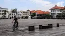 Petugas keamanan mengendarai sepeda di area Museum Fatahillah, Jakarta, Jumat (3/4/2020). Pemprov DKI Jakarta memperpanjang penutupan sementara 26 tempat wisata hingga 12 April mendatang sebagai bentuk pencegahan penyebaran virus corona COVID-19. (Liputan6.com/Faizal Fanani)