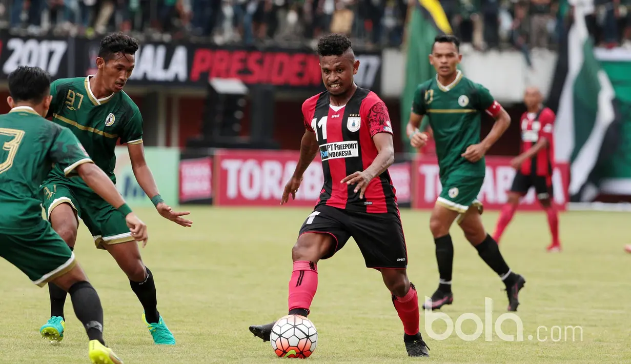 Pemain Persipura, Emanuel Wanggai mencoba melewati para pemain PSS Sleman pada partai pembuka  Piala Presiden 2017 di Stadion Maguwoharjo, Sleman, Sabtu (4/2/2017). (Bola.com/Nicklas Hanoatubun)