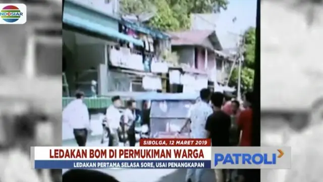 Istri dan anak-anak terduga teroris di Sibolga, Sumatera Utara, bersikeras tak mau serahkan diri pada polisi. Polda Sumut pun masih bernegosiasi.