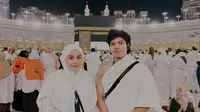 Atta Halilintar dan Aurel Hermansyah membagikan momen ibadahnya di depan Ka'bah, Masjidil Haram. (Instagram.com/attahalilintar)