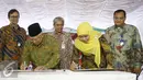 Ketua MUI KH Ma’aruf Amin (kiri) dan Mensos Khofifah Indar Parawansa saat menandatangani MoU program edukasi keuangan syariah '1 Juta Umat Mandiri' di Tangerang, Senin (30/5).(Liputan6.com/Angga Yuniar)