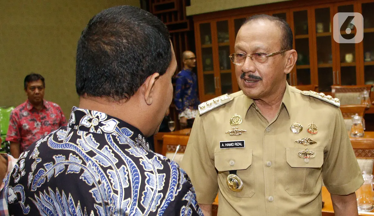 Bupati Natuna Abdul Hamid Rizal (kanan) saat menghadiri rapat dengar pendapat dengan Komisi IX DPR di Gedung Nusantara I, Kompleks Parlemen, Jakarta, Selasa (4/2/2020). Hamid meminta pemerintah melakukan sosialisasi sebelum mengobservasi 238 WNI dari Wuhan di Natuna. (Liputan6.com/Johan Tallo)