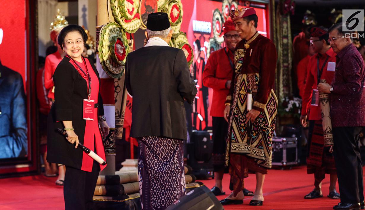 Ketua Umum PDIP Megawati Soekarnoputri (kiri) saat akan membuka Kongres V PDIP di Bali, Kamis (8/8/2019). Kongres V PDIP berlangsung pada 8-10 Agustus 2019. (Liputan6.com/JohanTallo)
